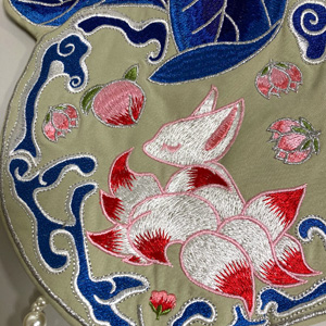 九尾の狐柄刺繍。中国歴史ドラマの宮廷風ポシェット。狐刺繍アップ