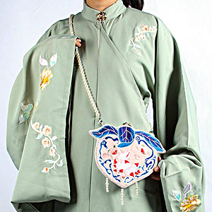 九尾の狐柄刺繍。中国歴史ドラマの宮廷風ポシェット。着用イメージ