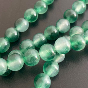 翡翠緑系濃淡6.4ミリ珠（8個）