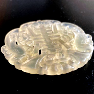 透明感ある翡翠両面透かし彫パーツ　中華文字アレンジ柄