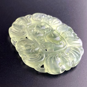 花とこうもりアレンジの翡翠モチーフパーツ