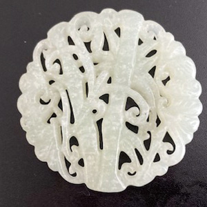 生い茂る植物をアレンジした翡翠モチーフ