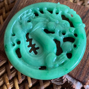 翡翠透かし彫り仕上げモチーフ