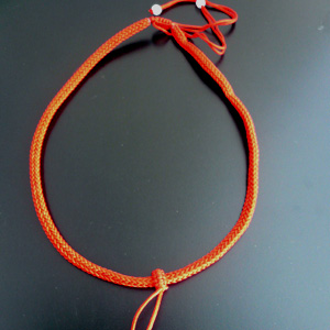 5mm丸編みの伸縮ネックレス紐（赤）