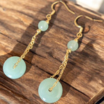 揺れる翡翠のピアス