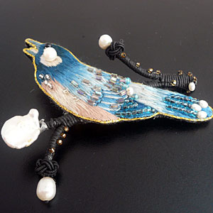 絹刺繍と真珠・鳥ブローチ。斜めから見た画像