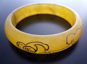 黄色系翡翠の手彫り柄バングルC