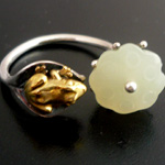 蛙と蓮花翡翠のリング