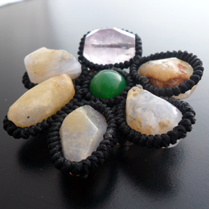 カラーストーンと翡翠のアレンジブローチ